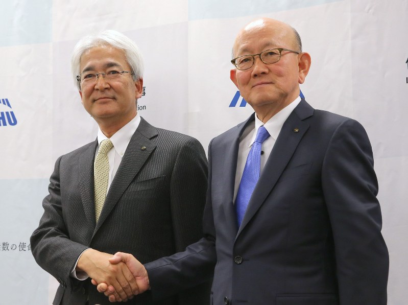 記者会見で握手を交わす伊藤忠商事の鈴木善久新社長(左)と岡藤正広社長=東京都港区で2018年1月18日午後3時43分、長谷川直亮撮影