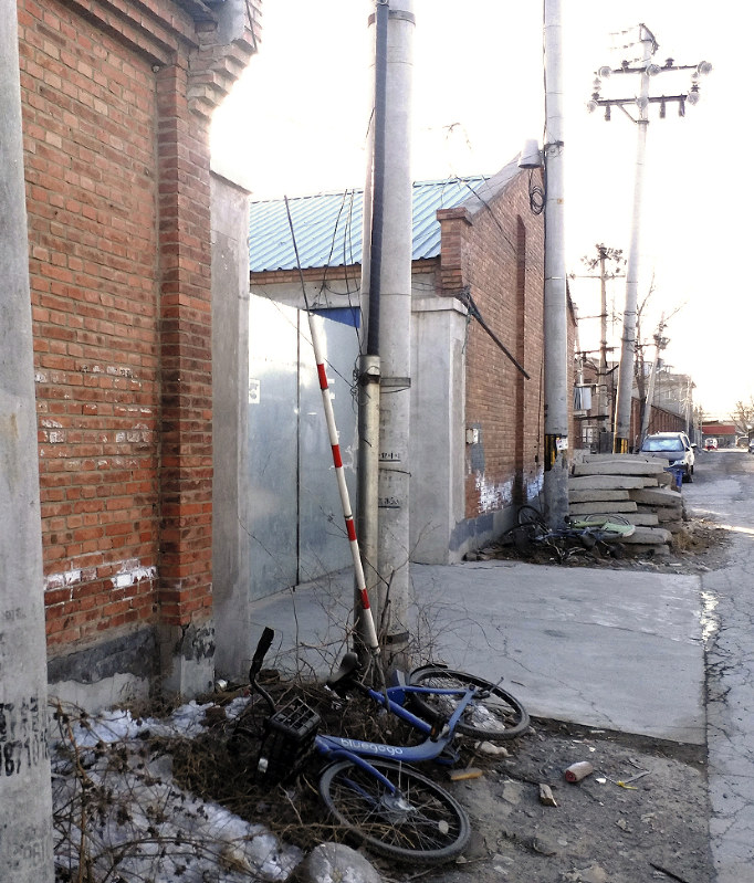 環境規制が強まる北京市郊外。多くの工場が閉鎖され、付近の住居も大半が空き家になっていた=北京市通州区で2018年1月17日午後、赤間清広撮影