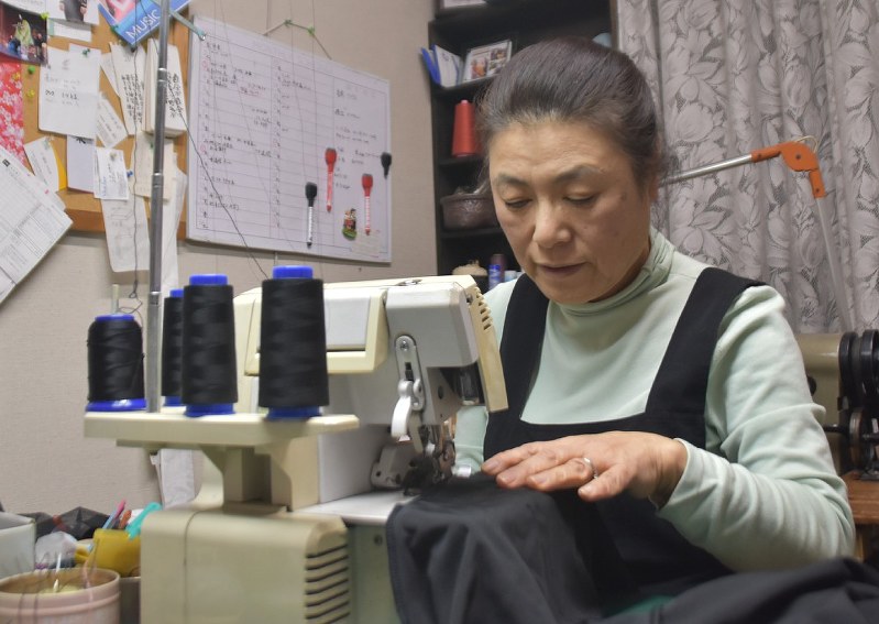 衣装製作に取り組む片岡さん=福田智沙撮影