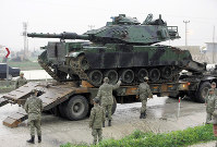 シリア国境に接するトルコ南部ハタイ県に到着したトルコ軍の戦車＝１７日、ロイター