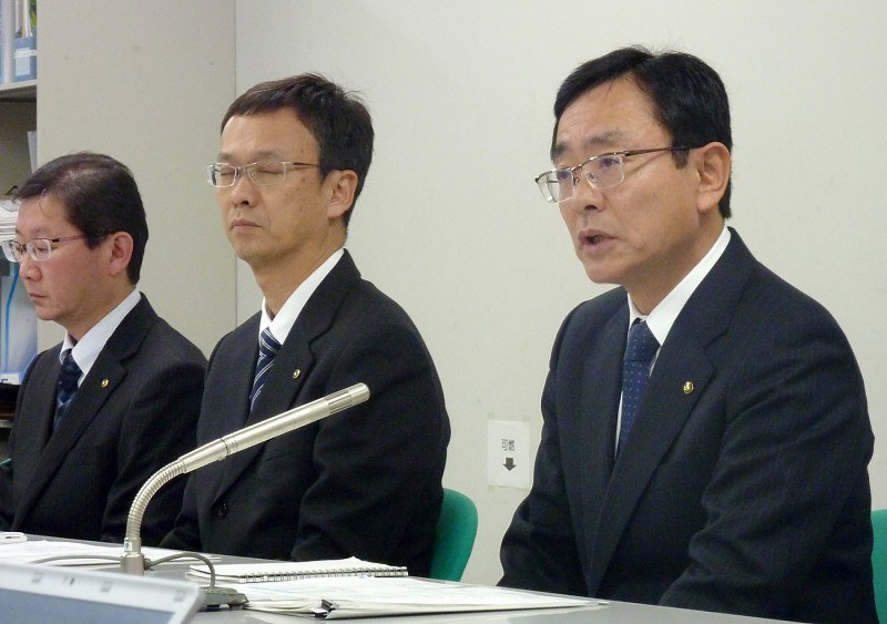 燃費値の誤表示について説明するヤマハ発動機の斎藤順三上席執行役員(右)=東京都港区で2018年1月19日午後3時34分、和田憲二撮影