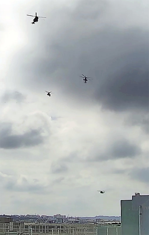 沖縄県宜野湾市立普天間第二小学校の屋上に設置されたカメラがとらえた米軍ヘリ=2018年1月18日、防衛省提供の映像から