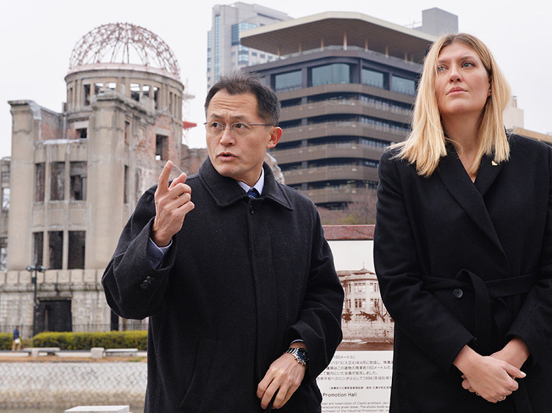ICANのベアトリス・フィン事務局長(右)と共に広島平和記念公園を訪れた川崎・国際運営委員=広島市中区で、山田尚弘撮影