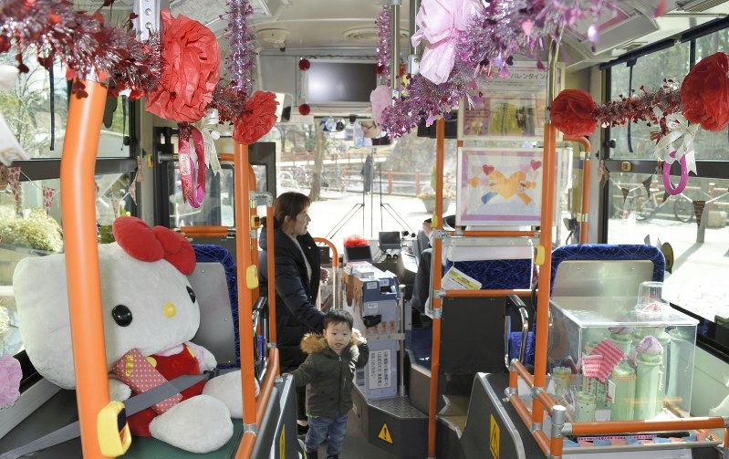 お菓子の家(右下)やキティちゃんのぬいぐるみなどが飾られた市営バス車内=木村雄峰撮影