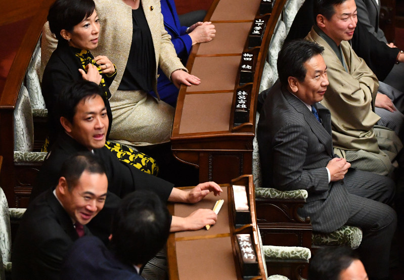 第196通常国会開会式に臨む立憲民主党の枝野幸男代表(右)と希望の党の玉木雄一郎代表(左奥から2人目)=国会内で22日、川田雅浩撮影