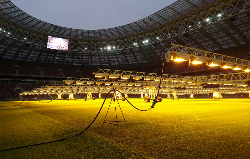 W杯に向け、ピッチ上に芝育成のライトが設置されたルジニキ競技場=丹下撮影