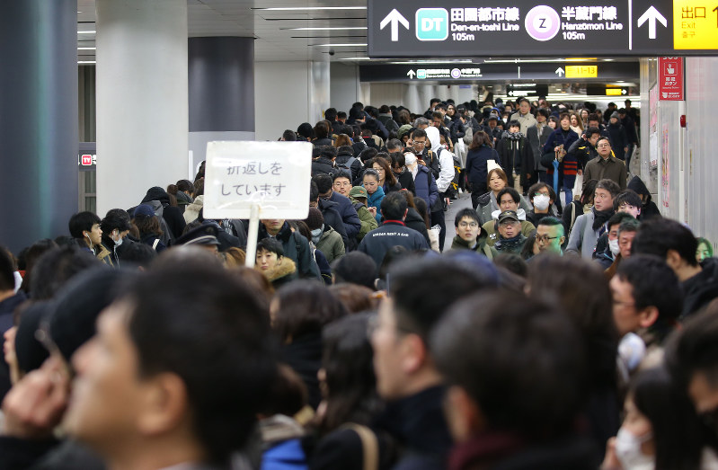 雪の影響で交通が乱れ、駅への入場が制限されて行列する人たち=東京都渋谷区で2018年1月22日午後7時8分、宮武祐希撮影