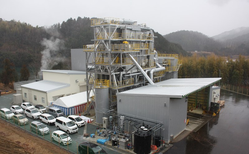 22日に完工式があった松阪木質バイオ発電所=松阪市小片野町で