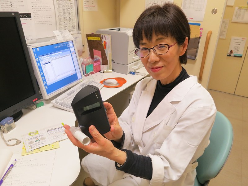 禁煙外来の診察では呼気の一酸化炭素濃度を測定し、禁煙できているか確認する=東京都新宿区の東京女子医大で