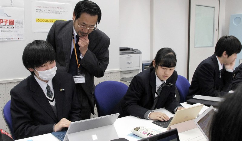 生徒らにアドバイスする田辺則彦特任教諭=大阪府河内長野市の清教学園高校で