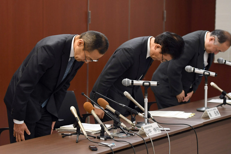 所属する助教による論文の不正行為が判明し、記者会見で謝罪する京都大の(左から)山中伸弥iPS細胞研究所所長、湊長博副学長、山本克己副学長=京都市左京区で2018年1月22日午後5時32分、小松雄介撮影