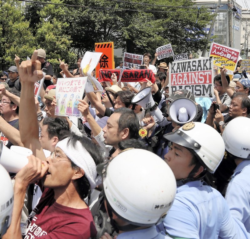 排外主義的なデモに抗議の声を上げる市民ら。「ネオ・ナショナリズム」に抗する動きも広まりつつある=川崎市中原区で2017年7月16日、後藤由耶撮影