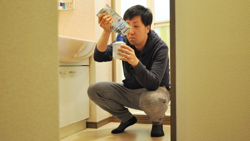 洗剤を詰め替えるのも大事な家事の一つ=2017年12月、内藤絵美撮影