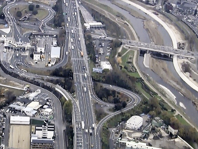 あおり運転を監視するヘリコプターから撮影した名神高速道路=京都市伏見区で昨年12月4日撮影、京都府警提供