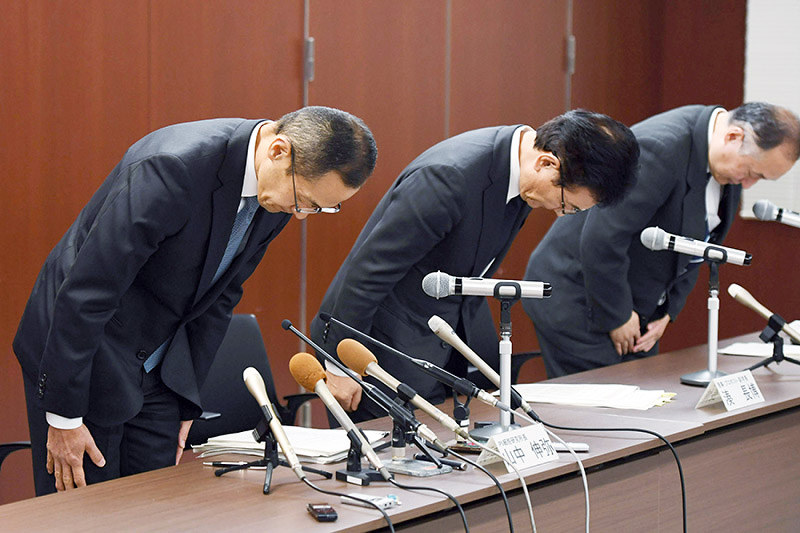 助教による論文の不正行為が判明し、記者会見で謝罪する京都大の(左から)山中伸弥iPS細胞研究所所長、湊長博副学長、山本克己副学長=京都市左京区で2018年1月22日午後5時32分、小松雄介撮影
