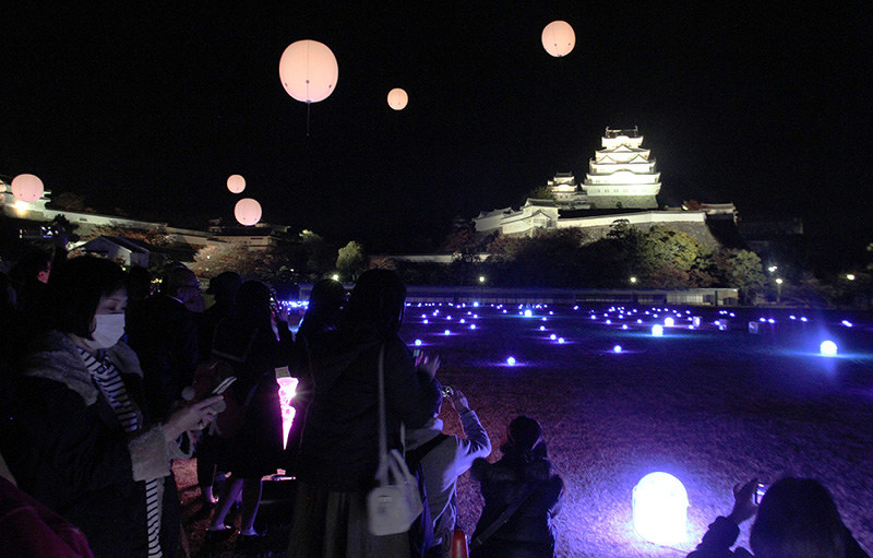 現場から ひょうご 姫路城 夜の観光客 開けても赤字 閉店多く 兵庫 毎日新聞
