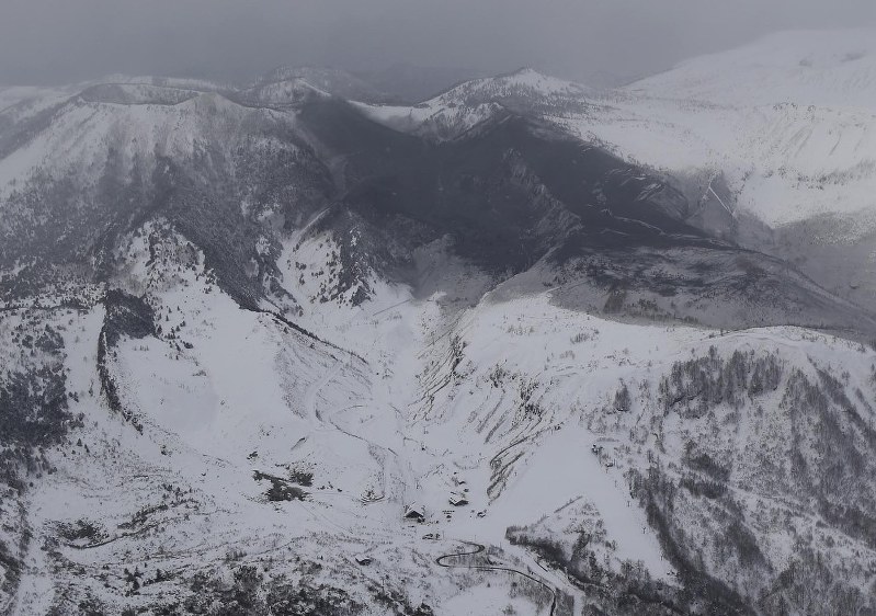 噴火した草津白根山の火山灰で覆われた山。中央はスキー場=本社ヘリから