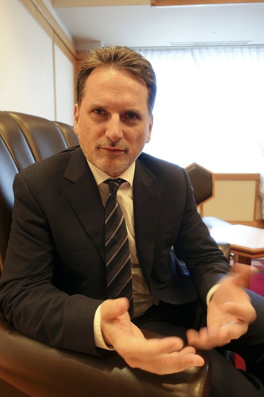 インタビューに応じる国連パレスチナ難民救済事業機関(UNRWA)のピエール・クレヘンビュール事務局長=東京都内で2018年1月24日午後1時11分、岩佐淳士撮影