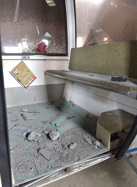 噴火により被害を受けたゴンドラ。内部には直撃したとみられる噴石が落ちていた=群馬県草津町の草津国際スキー場で2018年1月24日午前10時25分、藤井達也撮影