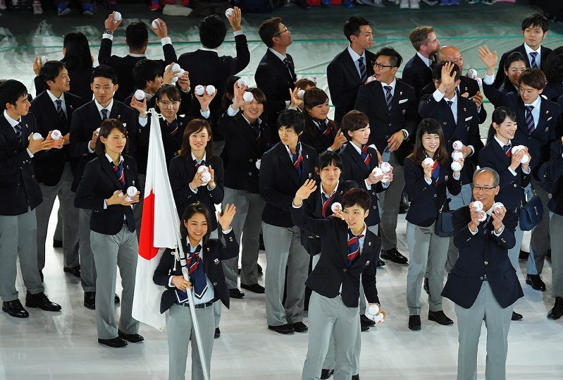 平昌冬季五輪の日本選手団壮行会で、観客席に投げ入れるサインボールを手に、笑顔で手を振る旗手代行の高梨沙羅(手前左)や小平奈緒主将(同中央)ら=東京都の大田区総合体育館で2018年1月24日午後4時7分、手塚耕一郎撮影