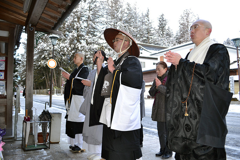 報恩托鉢寒行 雪中に修行僧 般若心経 高野 和歌山 毎日新聞