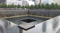 ニューヨーク・テロの地に完成した犠牲者を悼む記念碑。ツインタワーの建っていた場所にそれぞれ同じものが設けられている（写真は筆者撮影）