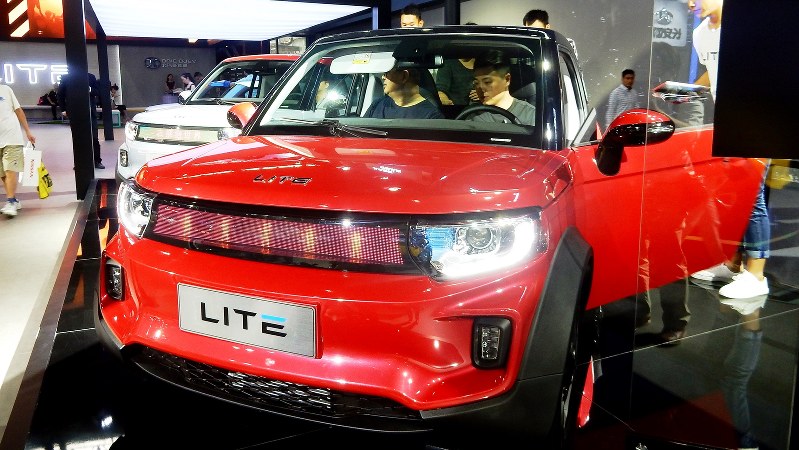 中国・北汽集団の電気自動車(EV)「LITE」=2017年11月17日、赤間清広撮影