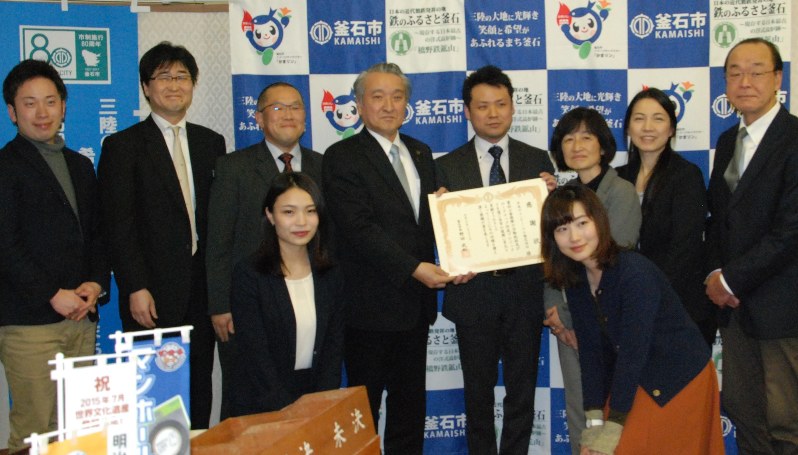 釜援隊の活動成果などを野田武則市長(後列左から4人目)に報告した日本IBMと釜援隊のメンバー=釜石市役所で