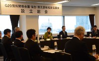 意見を交わす協議会メンバー＝仙台市青葉区で