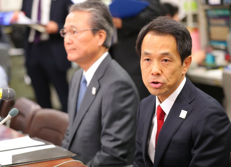 記者会見する日本生命の清水博新社長(右)と筒井義信社長=東京都中央区で2018年1月25日午後3時50分、長谷川直亮撮影