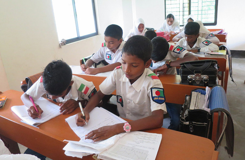 ジョブラウメシュ中等学校で勉強するバングラデシュの子供たち=NGO「日本はアジアの国々と共に!」提供