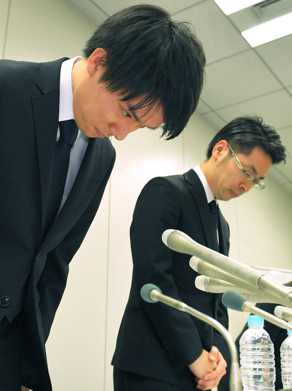 記者会見で謝罪するコインチェックの和田晃一良社長(左)と大塚雄介取締役=手塚耕一郎撮影