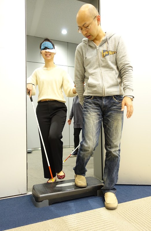 2人1組で視覚障害者の介助方法を学ぶユニバーサルマナー検定の参加者=曹美河撮影
