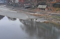 「吉野杉の家」の前を流れる吉野川＝奈良県吉野町で、山崎一輝撮影