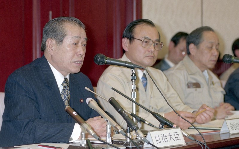 阪神大震災を受けた緊急会議の後、記者会見する当時自治相の野中広務さん(左端)=大阪市の府知事公館で1995年1月25日、尾籠章裕撮影