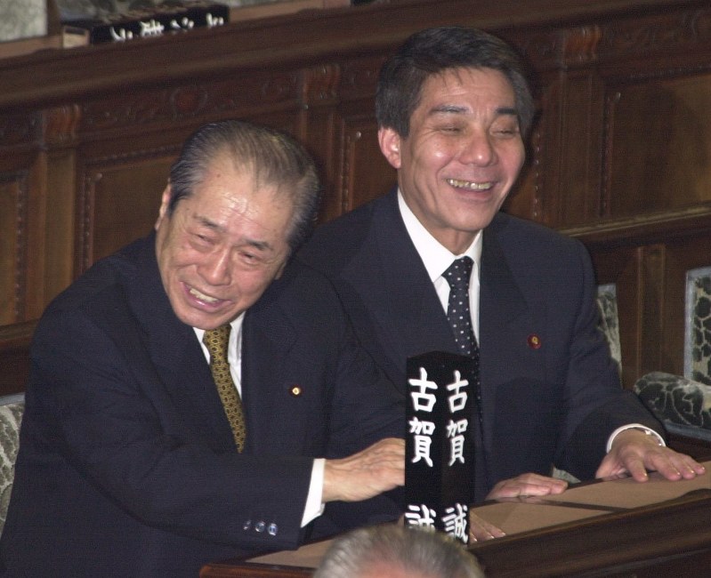 衆院本会議を前に笑顔を見せる古賀自民党国対委員長(右)と野中自民党幹事長 (肩書きはいずれも当時)=2000年11月20日、宮本明登撮影