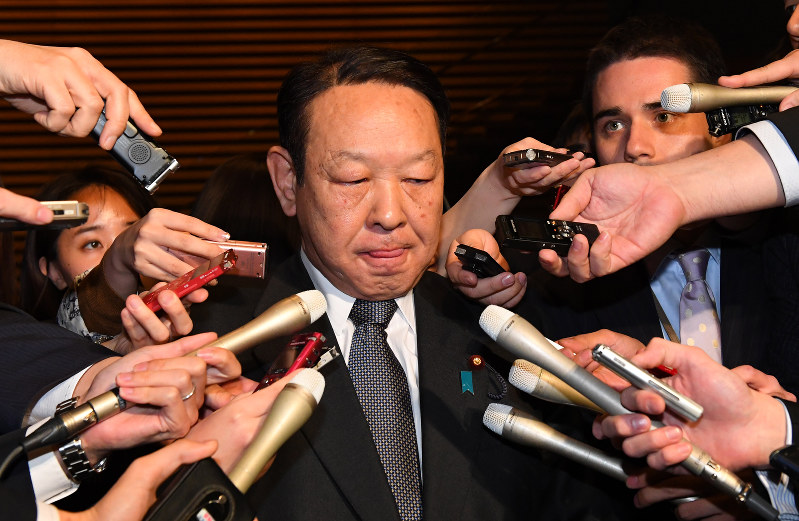 安倍晋三首相に辞表を提出後、記者団の質問に答える松本文明副内閣相=首相官邸で2018年1月26日、川田雅浩撮影