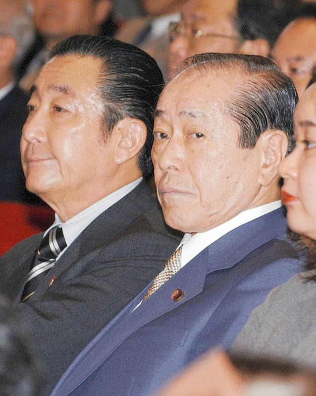 自民党総裁選候補の所見発表演説会で橋本派会長の橋本龍太郎元首相(左)とともに席に着く野中広務元幹事長=自民党本部で2003年9月9日、草刈郁夫撮影