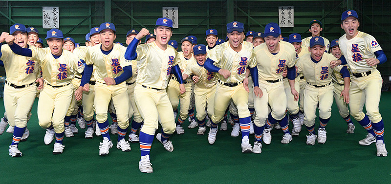 センバツ出場が決定し笑顔を見せる星稜の選手たち=金沢市で、大西岳彦撮影