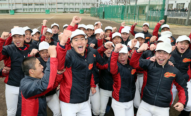 センバツ出場が決まり、喜ぶ智弁学園の選手たち=奈良県五條市で2018年1月26日、幾島健太郎撮影
