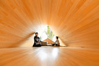 杉の香りに包まれる「吉野杉の家」＝奈良県吉野町で、山崎一輝撮影