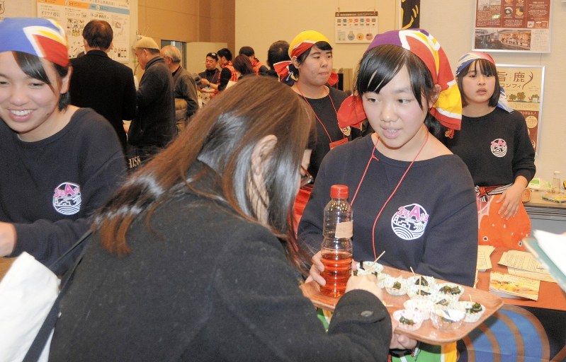 開発したジビエ商品をPRする県立鶴翔高の生徒ら=鹿児島市で2018年1月26日、田中韻撮影