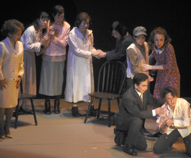 迫害を受けるユダヤ人などを演じる演者たち