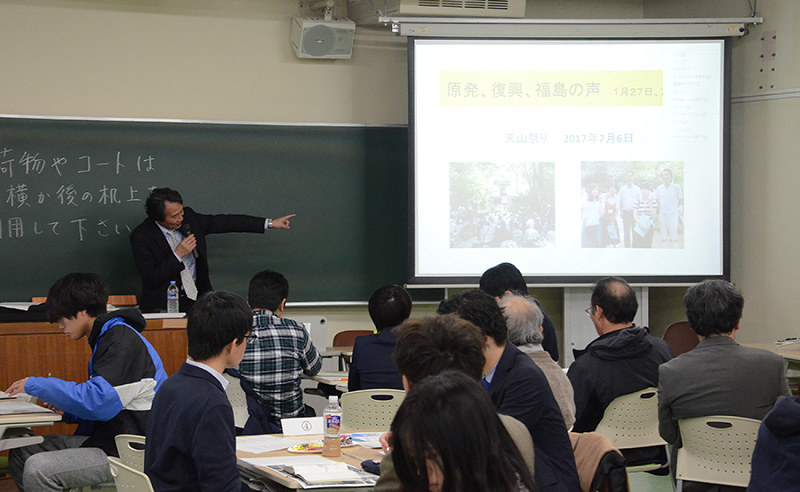 福島県川内村での取り組みを紹介する福島大の小島彰教授=富山市で、古川宗撮影