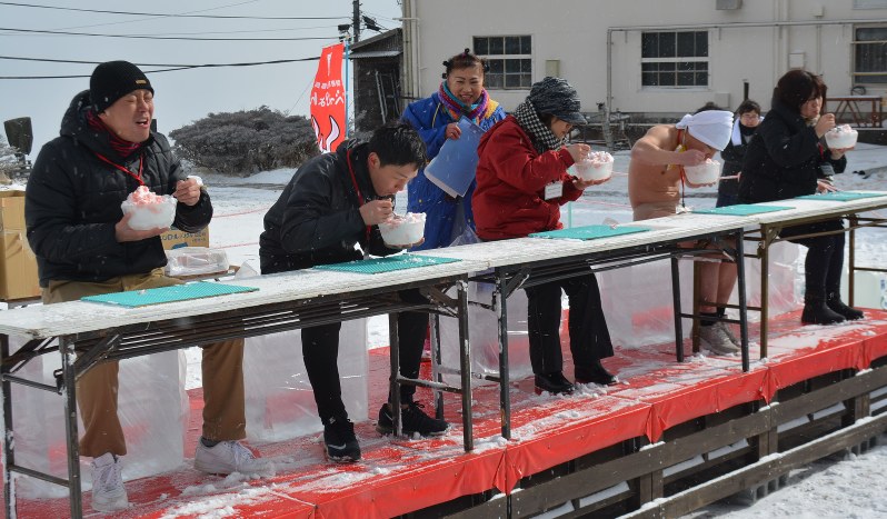 大寒がまん大会 氷地獄 寒さ我慢 別府 ５０人出場 大分 毎日新聞