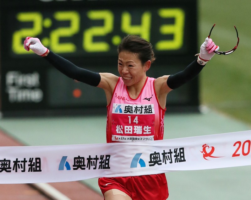1位でフィニッシュする松田=小関勉撮影