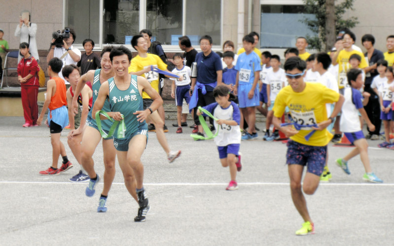 昨年10月に滋賀県米原市で行われた青学米原駅伝=青山学院大提供(写真の一部を加工しています)