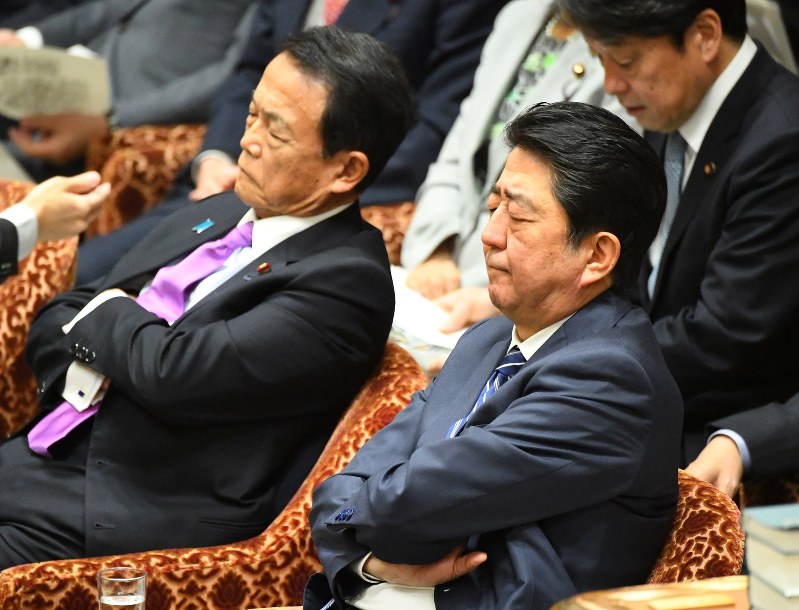 衆院予算委員会で質問を聞く安倍晋三首相（右）と麻生太郎財務相＝国会内で２０１８年１月２９日午前９時２分、川田雅浩撮影