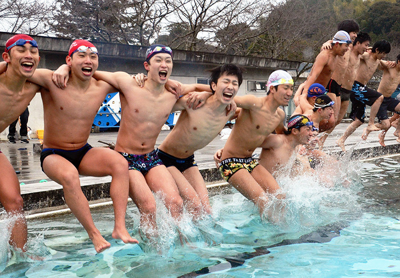 寒中水泳 雪空に歓喜 健康祈願 高知大 水温６度 高知 毎日新聞