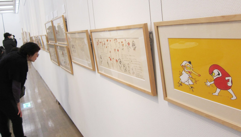 加古さんの作品に見入る来館者=高崎市高松町の高崎シティギャラリーで